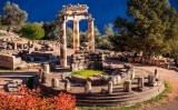 Tolos de Delfos, un dels edificis que formaven part del santuari d'Atenea Pronaia, un conjunt situat a 1,5 quilòmetres de les principals ruïnes de Delfos Tolos de Delfos, un dels edificis que formaven part del santuari d'Atenea Pronaia, un conjunt situat a 1,5 quilòmetres de les principals ruïnes de Delfos