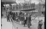 Arribada d'immigrants a l'illa d'Ellis, el 1915 Arribada d'immigrants a l'illa d'Ellis, el 1915