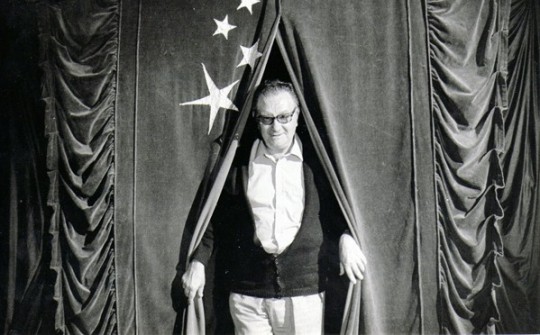 Jaume Maymó.  Joan Brossa a la 2a Fira de Teatre al carrer de Tàrrega , 1983 (1)