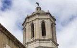 El campanar de la catedral de Santa Maria i l'àngel que el corona El campanar de la catedral de Santa Maria i l'àngel que el corona